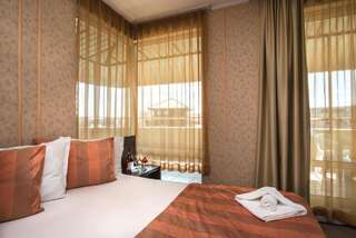 Отель Flagman Hotel Созополь Двухместный номер с 1 кроватью и диваном-кроватью (для 2 взрослых и 2 детей)-1