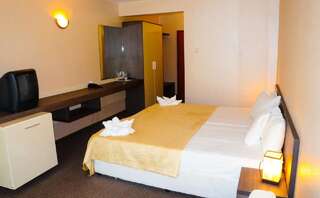 Отель Flagman Hotel Созополь Двухместный номер с 1 кроватью и диваном-кроватью (для 2 взрослых и 2 детей)-5