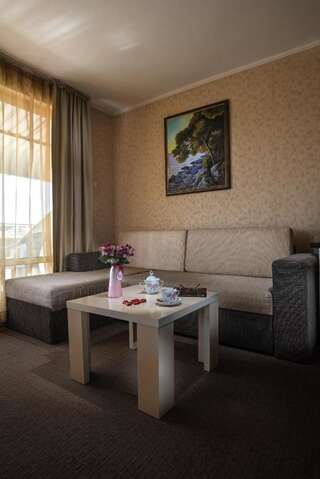 Отель Flagman Hotel Созополь Двухместный номер с 1 кроватью и диваном-кроватью (для 2 взрослых и 2 детей)-2