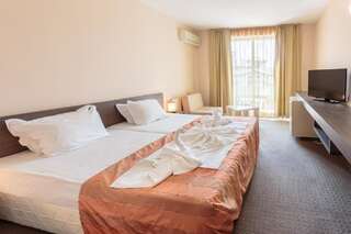 Отель Flagman Hotel Созополь Двухместный номер с 1 кроватью и диваном-кроватью (для 2 взрослых и 2 детей)-6